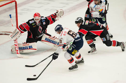 Djurgårdens Markus Ljungh testar Karlskronas målvakt