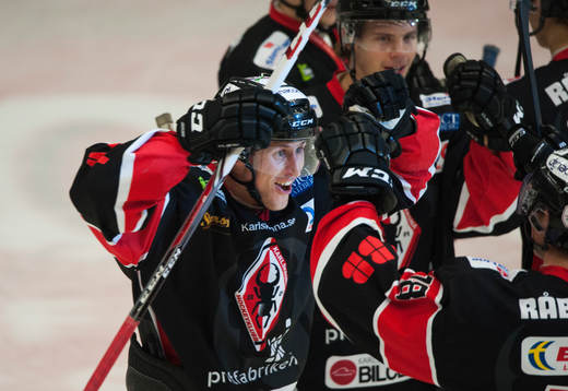 Karlskronas Alexander Bergström jublar  i ishockeymatchen