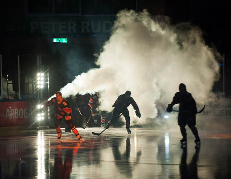 Karlskronas hockeyspelare gör entré i ishockeymatchen i