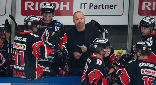 Karlskronas tränare Janne Karlsson  i ishockeymatchen i