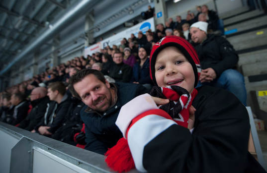 En liten Karlskrona-supporter  i ishockeymatchen i