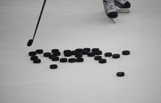Ishockey-puckar i ishockeymatchen i allsvenskan mellan