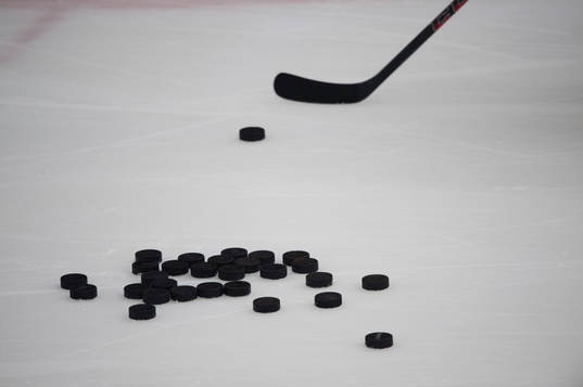 Ishockey-puckar i ishockeymatchen i allsvenskan mellan