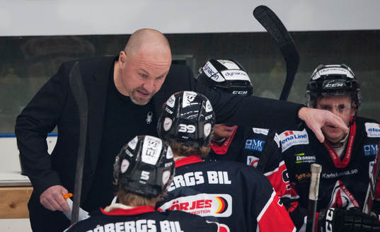 Karlskronas tränare Janne Karlsson  i ishockeymatchen i