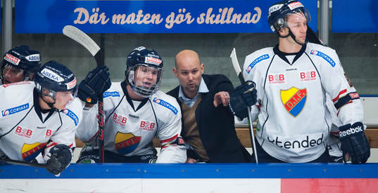 Djurgårdens tränare Tony Zabel  i ishockeymatchen i