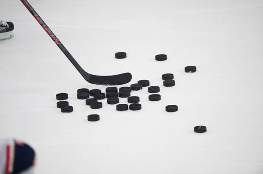 Ishockey-puckar i ishockeymatchen i allsvenskan mellan