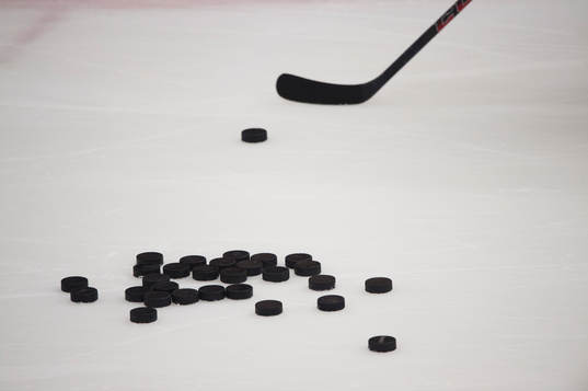 Ishockey-puckar i ishockeymatchen i allsvenskan mellan