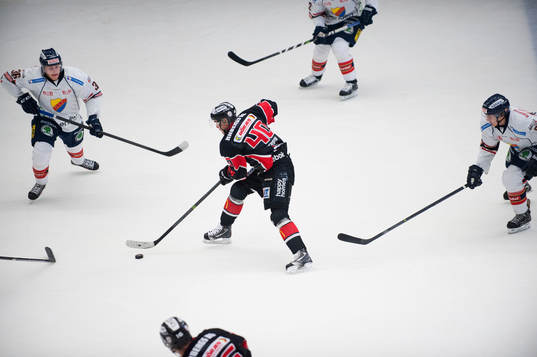 Karlskronas Jesper Jensen omringad av Djurgårdare  i