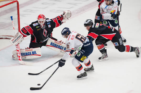 Målchans framför Karlskronas målvakt Patrick Galbraith