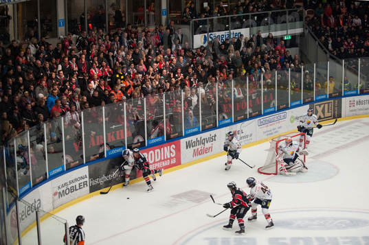 Spel i sarghörnet framför supporterläktaren  i