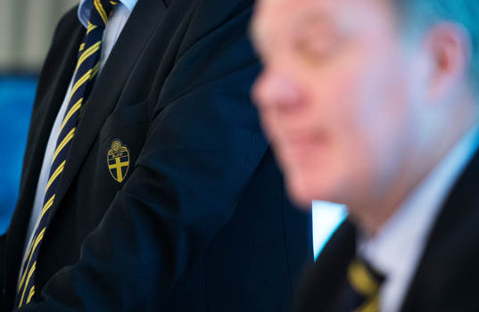 En representant har SvFF-emblemet på sin kavaj