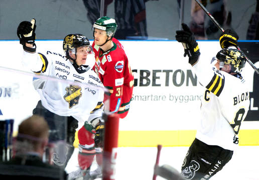 AIKs Esa Pirnes jublar med Patric Blomdahl