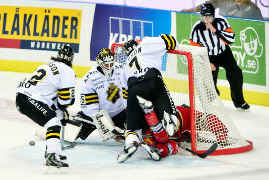 En Frölunda-spelare i mål