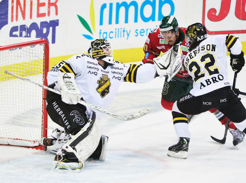 s målvakt Alexander Hamberg och Daniel Josefsson och