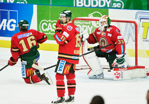 Frölundas Anton Axelsson John Klingberg och målvakt Linus