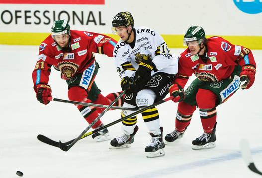 s Mark Hurtubise jagas av Frölundas Jonas Ahnelöv och