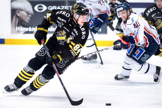 s Patric Blomdahl kontrollerar pucken