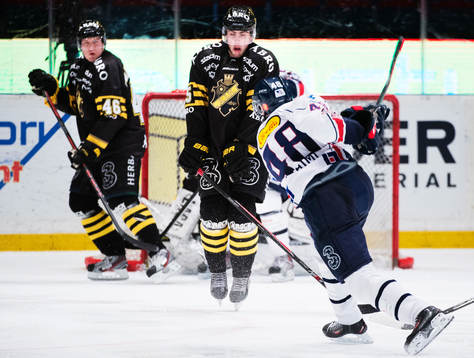 s Jonathan Andersson täcker ett skott från Linköpings