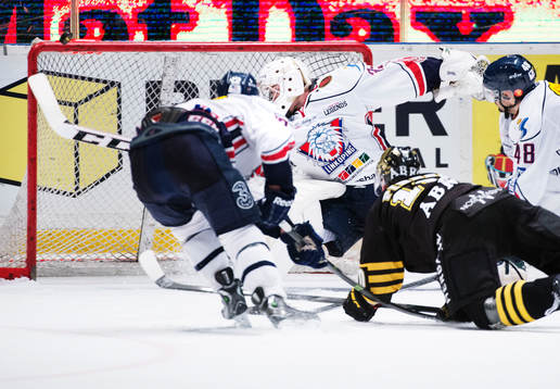 s Esa Pirnes skjuter pucken ovanför ribban i slutminuterna