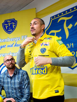 Falkenbergs klubbchef Patrik Lundgren  presenterar Henrik