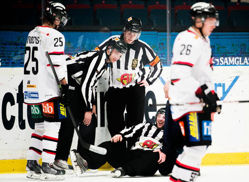 Linjedomare träffas av pucken och får ont