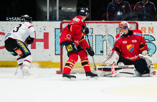 Jonas Berglund gör 0-1 bakom målvakt Adam Reideborn