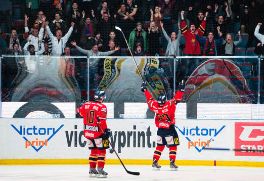 Dustin Johner  jublar med publiken