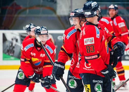 Marcus Sörensen  och Dustin Johner kramas