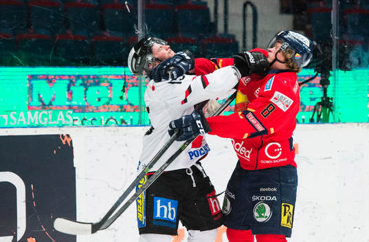 Mario Valery Trabucco och Linus Arnesson i slagsmål