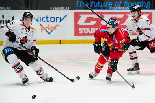 Jesper Dahlroth och Joakim Eriksson  i kamp om pucken