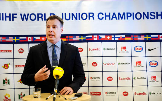 Sveriges förbundskapten Rikard Grönborg presenterar