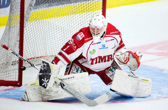 Timrås målvakt Jonathan Iilahti gör en räddning