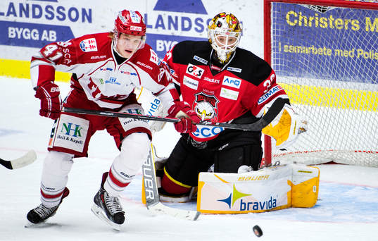 Timrås Ludvig Nilsson och Malmö Redhawks målvakt Robin