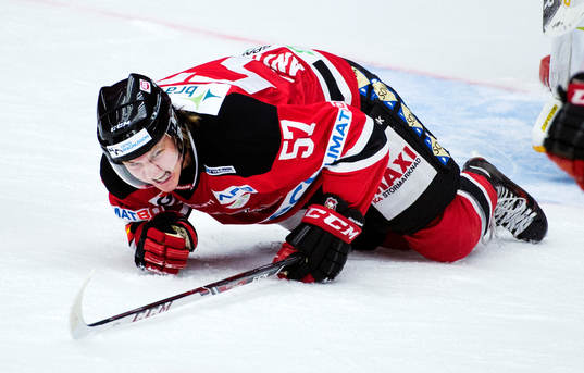 Malmö Redhawks Calle Andersson grinar illa