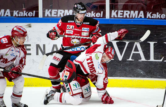 Malmö Redhawks Jens Olsson och Timrås Daniel Öhrn