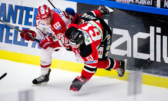 Timrås Jonathan Carlsson  tacklar Malmö Redhawks Nicklas