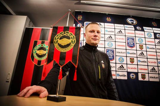 Brommapojkarnas klubbdirektör Ola Danhard presenterar
