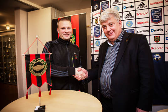Brommapojkarnas klubbdirektör Ola Danhard presenterar