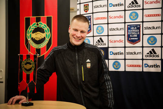 Brommapojkarnas klubbdirektör Ola Danhard presenterar