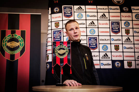 Brommapojkarnas klubbdirektör Ola Danhard presenterar