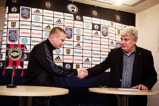 Brommapojkarnas klubbdirektör Ola Danhard presenterar
