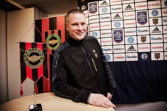 Brommapojkarnas klubbdirektör Ola Danhard presenterar
