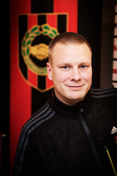 Brommapojkarnas klubbdirektör Ola Danhard presenterar