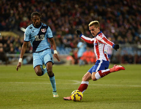 Griezmann tira a porteria en el partido entre el Atletico