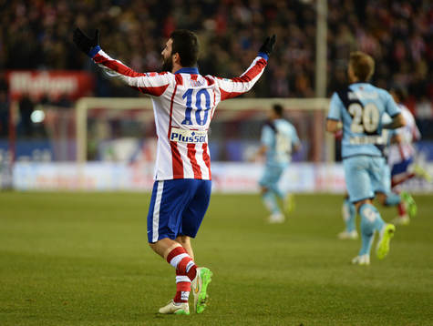 Turan protesta una falta en el partido entre el Atletico de