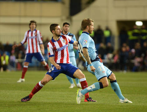 Gabi presiona a un jugador del Rayo en el partido entre el
