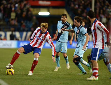 Torres intenta regatear en el partido entre el Atletico de