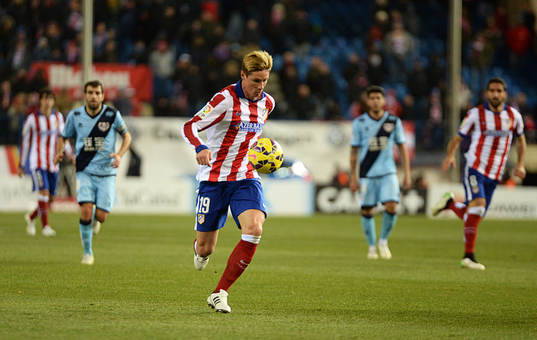Torres se dirige al area en el partido entre el Atletico de