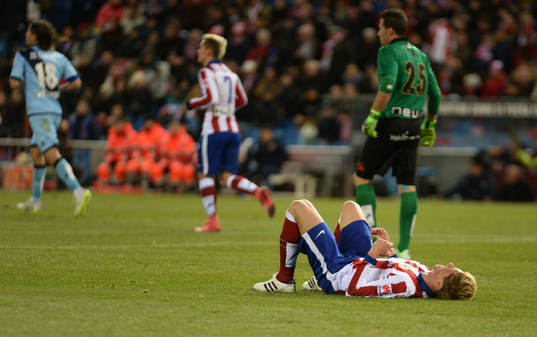 Torres falla un gol en el partido entre el Atletico de