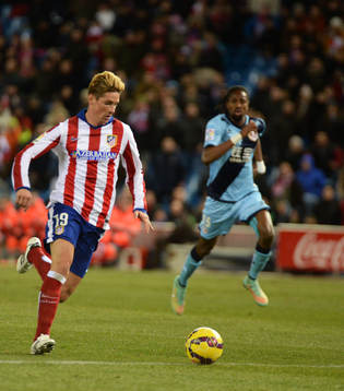Contragolpe de Torres en el partido entre el Atletico de